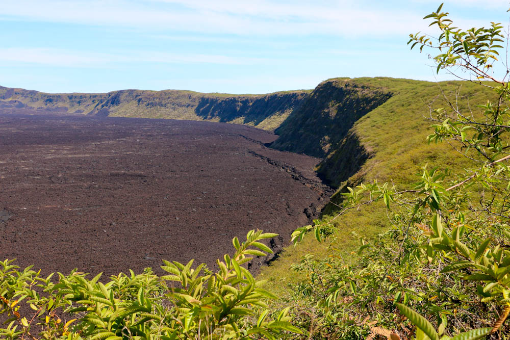 Grüne Hügel umrunden den 10 Kilometer breiten Krater.